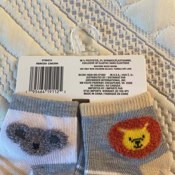 Baby Bibs, Socks, and outfit 0-3M - Picture 11 of 12